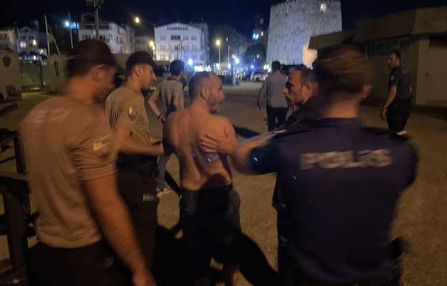 Bıçaklı kavgaya karışan kişi polisten yüzerek kaçmaya çalıştı