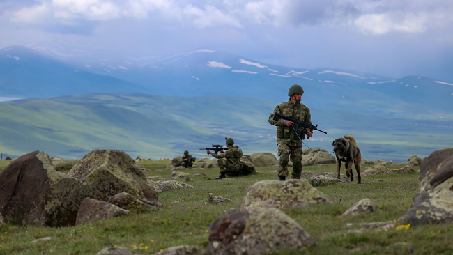 "Hudut kartalları" zorlu şartlarda vatan nöbetinde