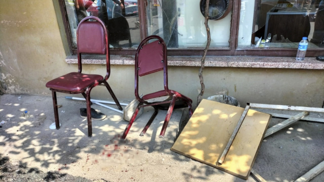 Kahvehane önünde oturan 7 kişiye otomobil çarptı