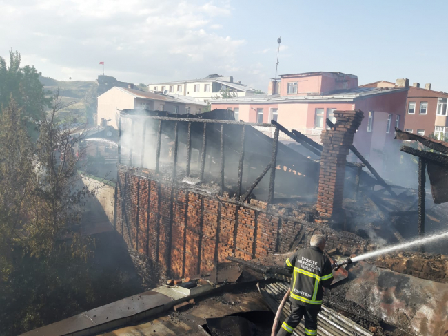 Kars'ta tarihi binada aynı gün iki kez yangın çıktı