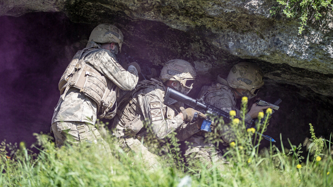 Komandolar elleri tetikte "daima hazır"