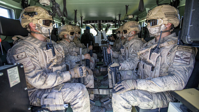 Komandolar elleri tetikte "daima hazır"