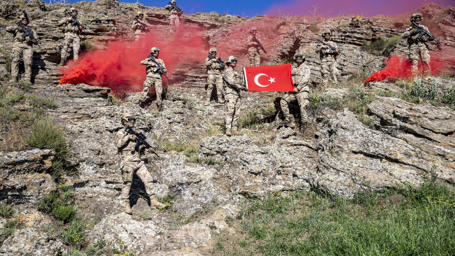 Komandolar elleri tetikte "daima hazır"