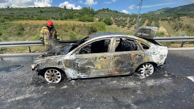 Otoyolda alev alan otomobil küle döndü
