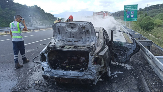 Otoyolda alev alan otomobil küle döndü