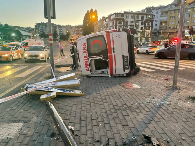 Ankara'da otomobil ile ambulans çarpıştı