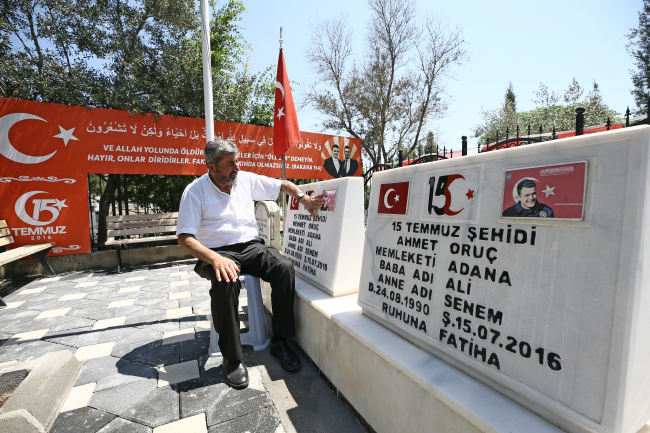 Şehit ikiz polislerin babası evlatlarıyla gurur duyuyor