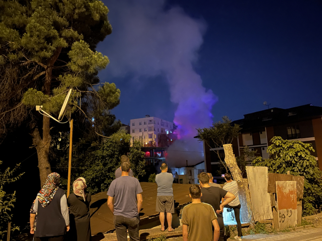 İstanbul'da iki katlı binada çıkan yangın söndürüldü