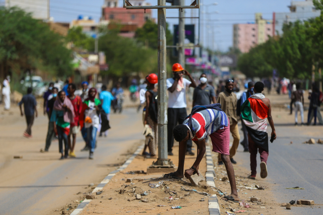 Sudan'da askeri yönetim karşıtı binlerce kişi sokaklara indi