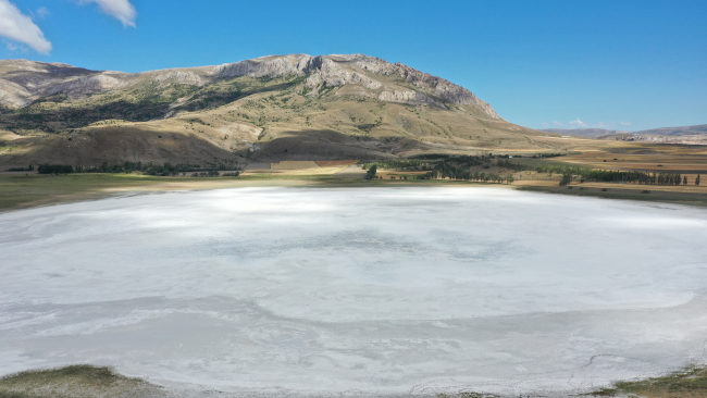 Kuruyan Tecer Gölü'nün yüzeyinde tuz tabakası kaldı