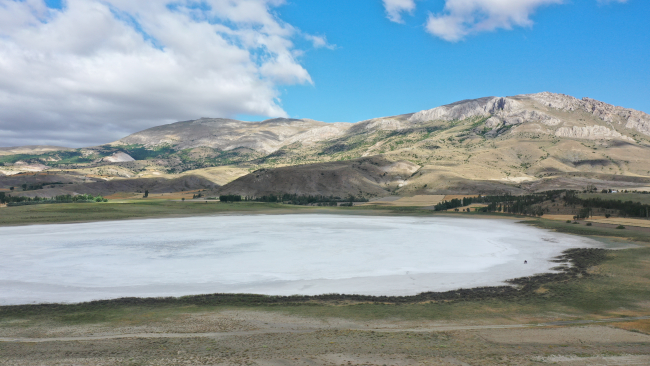 Kuruyan Tecer Gölü'nün yüzeyinde tuz tabakası kaldı