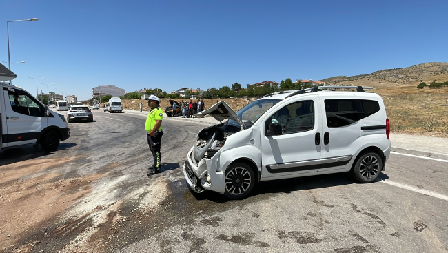 Elazığ'da hafif ticari araçla otomobil çarpıştı: 8 yaralı