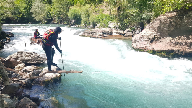 Müküs Çayı'na düşen hemşireyi arama çalışmaları sürüyor