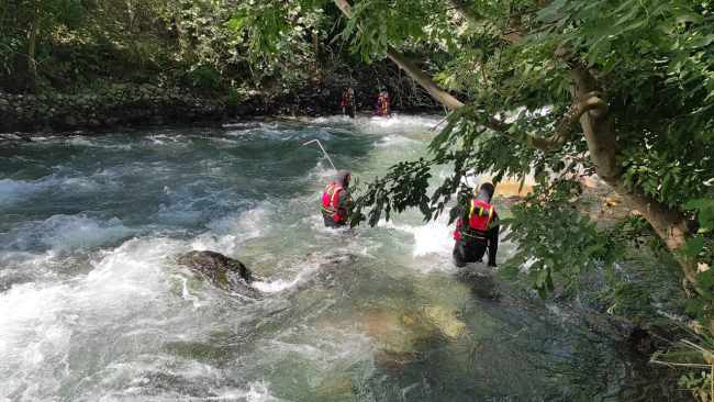 Müküs Çayı'na düşen hemşireyi arama çalışmaları sürüyor