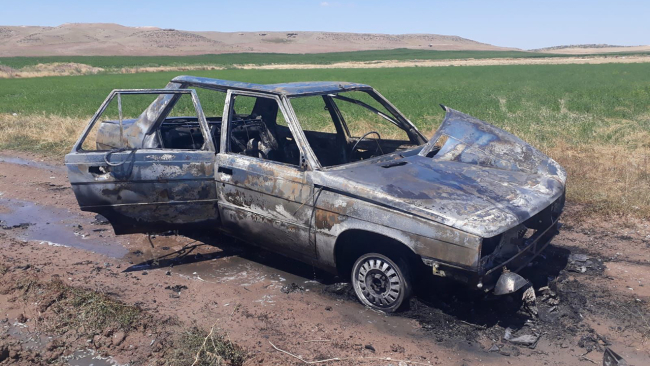 Seyir halinde alev alan otomobil küle döndü