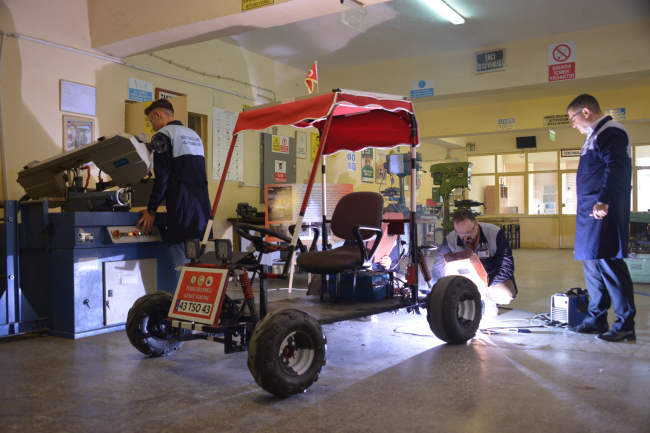 Meslek lisesi öğrencileri hurda malzemelerden araç üretti