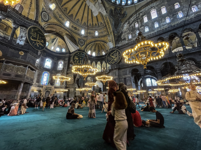 Ayasofya'da ziyaretçi yoğunluğu yaşanıyor