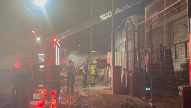İzmir'de kimya imalathanesinde yangın