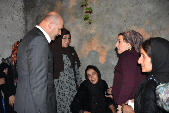 Bakan Soylu, şehit güvenlik korucularının ailelerini ziyaret etti