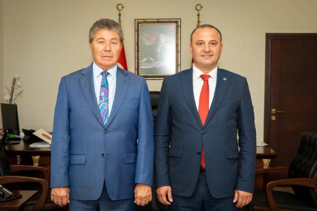 Başbakan Ünal Üstel (solda), UBP Milletvekili Alişan Şan (sağda) | Fotoğraf: AA