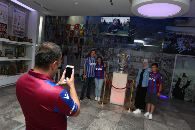 Trabzonspor'un şampiyonluk kupasına bir ayda 80 bin ziyaretçi