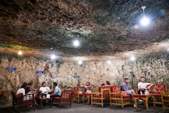 Gaziantep'te sıcaktan bunalanlar mağara kafede serinliyor