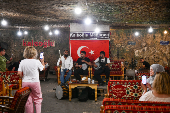 Gaziantep'te sıcaktan bunalanlar mağara kafede serinliyor