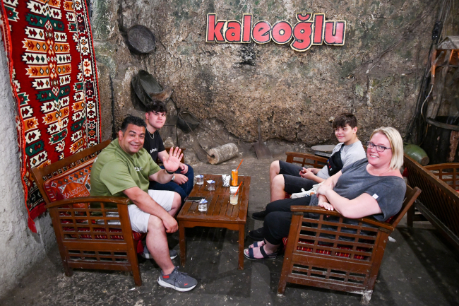 Gaziantep'te sıcaktan bunalanlar mağara kafede serinliyor