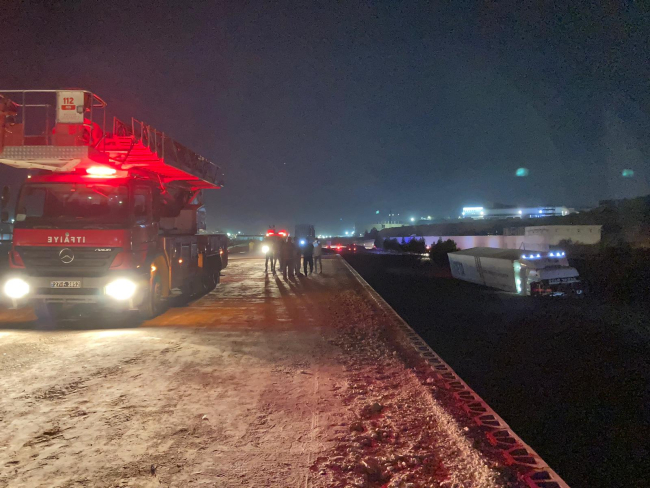 Atık su yola taştı: TAG Otoyolu'nda ulaşım durdu