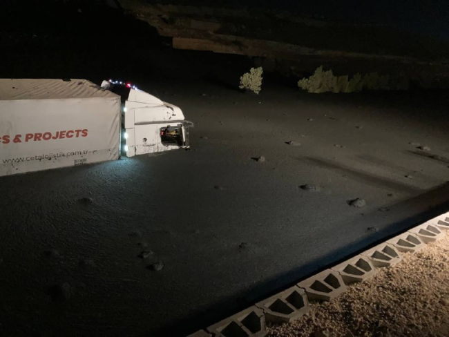 Atık su yola taştı: TAG Otoyolu'nda ulaşım durdu