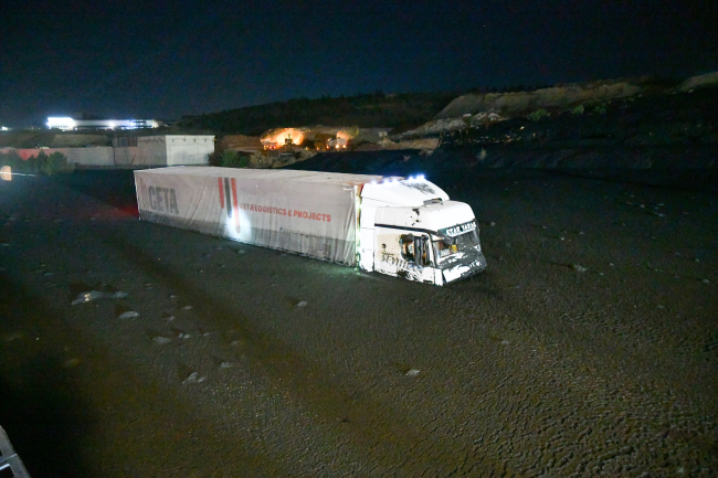Atık çamur deposu taştı: TAG Otoyolu'nda temizlik çalışması sürüyor