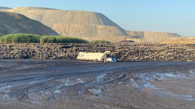 İş makinesi operatörü çamur altında kaldı