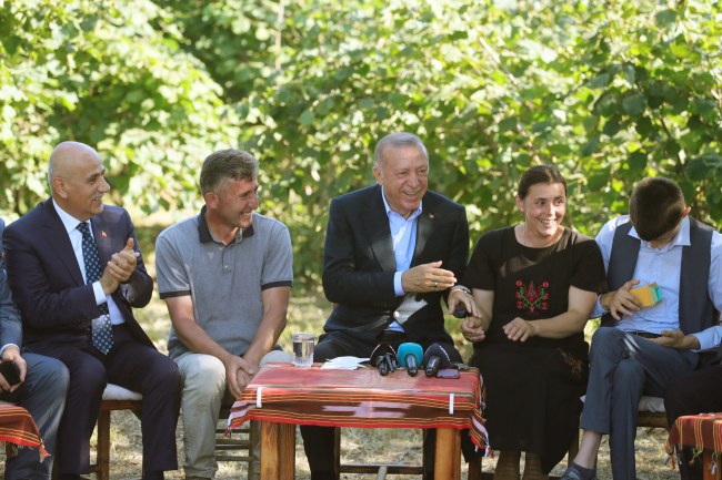 Cumhurbaşkanı Erdoğan'dan fındık bahçesi ziyareti