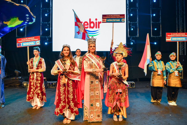 Trabzon'da 'Uluslararası Horon Festivali' gerçekleştirildi