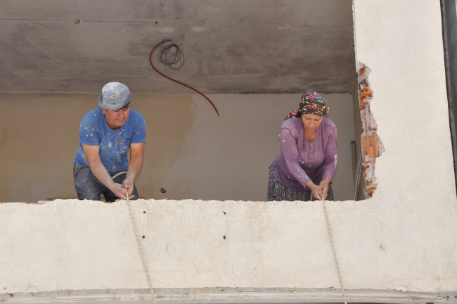 İnşaatlarda 16 yıldır çalışan karı koca, zorlukları birlikte aşıyor