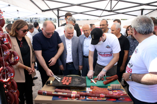 Sivas'ta "Gardaşlık Festivali"nde 58 metrelik sucuk yapıldı