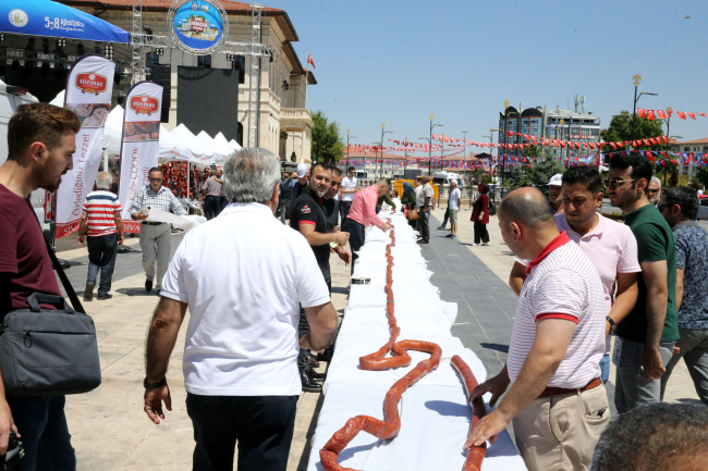 Sivas'ta "Gardaşlık Festivali"nde 58 metrelik sucuk yapıldı