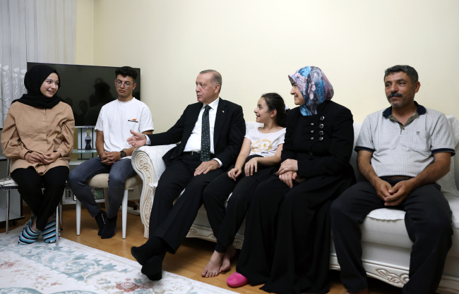 Cumhurbaşkanı Erdoğan'dan cemevi ziyareti