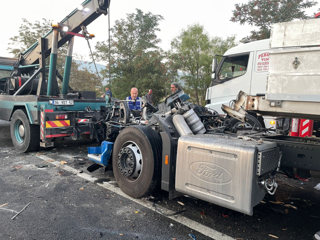 Tırın kabini koptu, sürücü hafif yaralandı