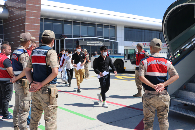 Afganistan uyruklu 136 düzensiz göçmen ülkelerine gönderildi