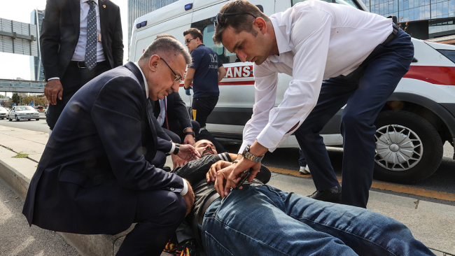 Cumhurbaşkanı Yardımcısı Oktay, kazazede kuryeye yardım etti