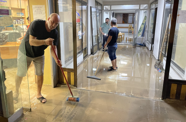 Artvin'de sağanak baskınlara neden oldu