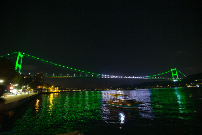 FSM Köprüsü Pakistan bayrağının renklerine büründü