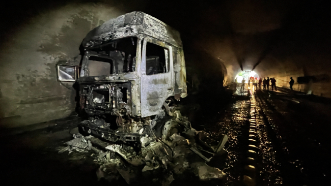 Tünelde duvara çarpan tanker alev aldı