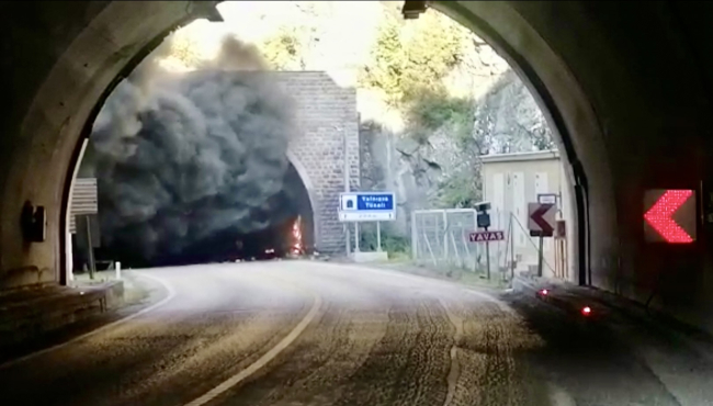 Tünelde duvara çarpan tanker alev aldı