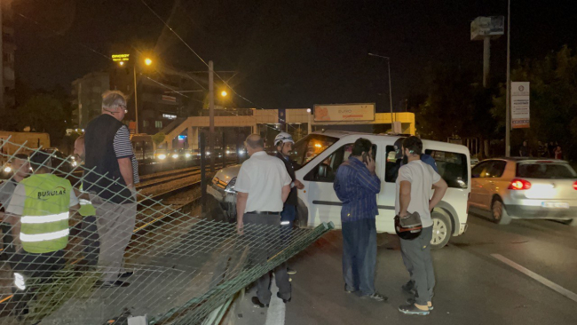 Direksiyon hakimiyetini kaybeden araç Bursaray'ın bariyerine çarptı