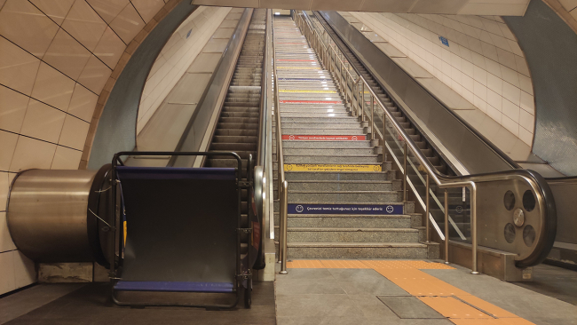 Toplu ulaşım durakları İstanbulluların çilesine çile katıyor