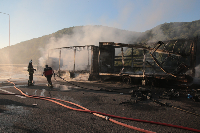 Anadolu Otoyolu'nda kaza: Araçlar alev aldı