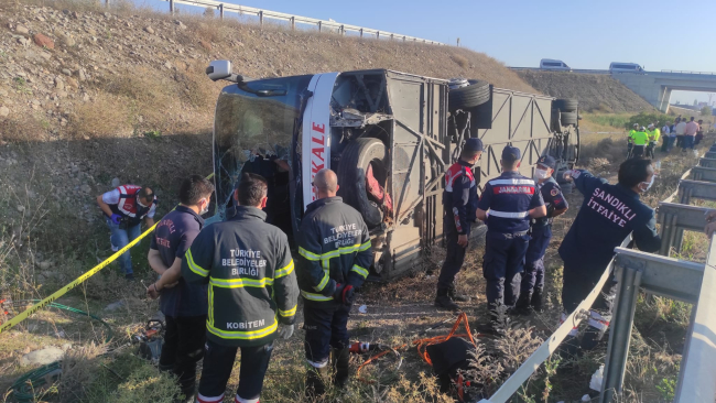 Afyonkarahisar'da yolcu otobüsü devrildi: 1 ölü, 38 yaralı