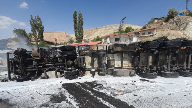 Malatya-Kayseri yolunda tır ile otomobil çarpıştı: 5 yaralı